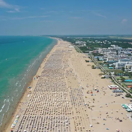With Swimming Pool And Garden - Beahost Apartment Bibione